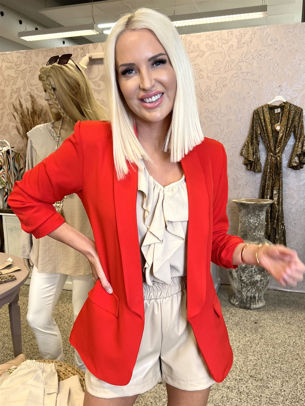 Mila - Stilren blazer med rynk på ærmet